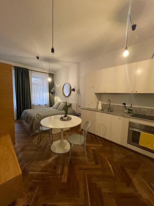 Cute Apartment Perfect For Business And Travel. Варшава Экстерьер фото